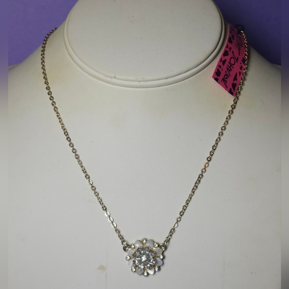 Betsey Johnson Gold Tone White Flower Pendant Necklace - Picture 6 of 6